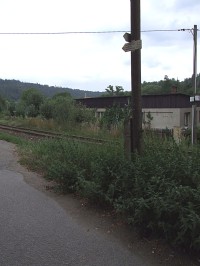 Rozcestník u železniční zastávky Vlkovec