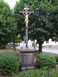 Kříž na náměstí Míru v Ratajích nad Sázavou