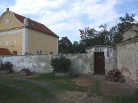 Synagoga a hřbitovní zeď