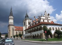 Radnice v Levoči, v pozadí římskokatolický kostel sv. Jakuba
