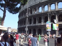 Před stanicí metra Colosseo