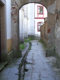 Ulička podél kostela Panny Marie Sedmibolestné