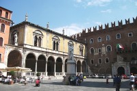 Danteho socha na Piazza dei Signori