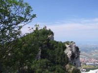 La Fratta (756 m) s pevností La Cesta ze 13. století