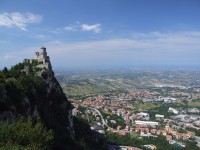 La Rocca (751 m) s pevností La Guaita z 10. století