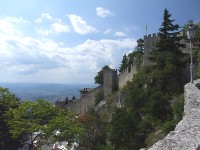 Pohled na západ od pevnosti La Guaita