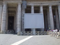Kolonáda u baziliky svatého Petra ve Vatikánu