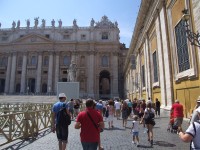 Návštěvníci jdou k bazilice svatého Petra