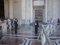 Vstup do baziliky svatého Petra ve Vatikánu