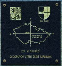 Informační deska na kamenném památníku v geografickém středu České republiky.