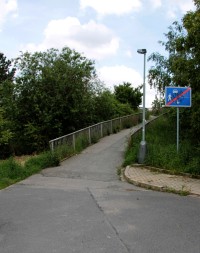 Nájezd na pěší most přes nádraží Zličín