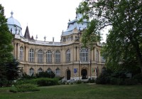 MAďarské Národní zemědělské muzeum - v pravo pod stromy Anonymus