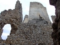 Opravené múry Lietavského hradu