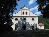 Kostel Nanebevzetí Panny Marie a dřevěný most Černvír