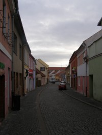 Ulice J. Schwarze, na konci vpravo dům č. p. 100, lázeň