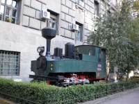 Parní lokomotiva před sídlem ŽS (Srbské železnice)