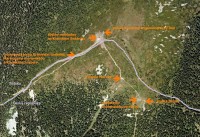 Králický Sněžník: satelitní snímek vrcholu s popisem