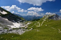 Slovinsko - Julské Alpy: začátek pěší trasy na Mangart, dole Mangartská cesta