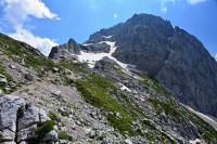 Slovinsko - Julské Alpy: stezka na Mangart (vpravo je vidět trhlina, kterou vede slovinská cesta)