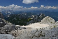 Slovinsko - Julské Alpy: stezka na Mangart - pohled dolů (první sněhové pole, jindy suť)