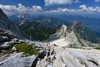 Slovinsko - Julské Alpy: stezka na Mangart - pohled dolů (první ocelová lana)