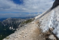Slovinsko - Julské Alpy: stezka na Mangart (sněhové pole, u kterého končíme)