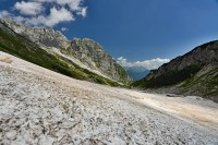 Slovinsko - Julské Alpy: dolina Krnica (sněhovo-suťový splaz), pohled dolů