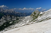 Slovinsko - Julské Alpy: výhled ze sedla Prevala, vpravo vykukuje Mangart