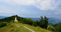 Slovinsko - Julské Alpy: začátek stezky na Kobilju glavu, naproti vrch Kobala a parkoviště