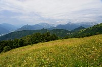 Slovinsko - Julské Alpy: pohled ze stezky na Kobilju glavu směrem na masív Krnu