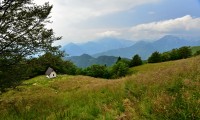 Slovinsko - Julské Alpy: stezka na Kobilju glavu, chatka po cestě, pohled dolů
