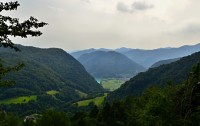 Slovinsko - Julské Alpy: pohled ze silničky na planinu Stador na údolí Soče