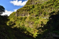 Madeira: Rabaçal - nepřístupná leváda na protější stěně údolí