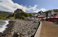 Madeira: Porto da Cruz s uřezaným kopcem