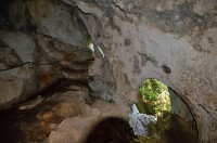 Rakousko - Gutensteinské Alpy: Soutěska Steinwandklamm - výlez ze žebříku do jeskyňky