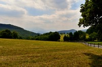 Rakousko - Gutensteinské Alpy: Soutěska Steinwandklamm - výhled na Schneeberg od hospody Jagasitz