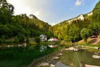 Rakousko - Gutensteinské Alpy: Vodopády Myrafälle - dolní nádrž a skála Hausstein