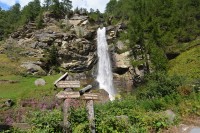 Švýcarsko - Walliské Alpy: Saas-Balen - vodopád na potoce Fellbach