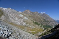 Švýcarsko - Walliské Alpy: Přehrada Mattmark  - pohled do údolí Saastal
