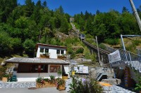 Švýcarsko: Vertic Alp Emosson - nástupní stanice dolní lanovky za nádražím Le Châtelard