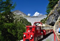 Švýcarsko: Vertic Alp Emosson - přehrada Emosson a vláček v protisměru
