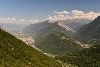 Švýcarsko: pohled ze silnice nad Martigny do údolí řeky Rhôny