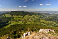 Slovensko - Strážovské vrchy: výhled z Vápeče (Horná Poruba, vpravo vzadu Vršatské bradlá)