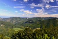 Slovensko - Strážovské vrchy: výhled z Vápeče (Strážovské vrchy, vzadu Malá Fatra)
