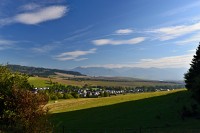 Slovensko - Chočské vrchy: žlutá spojka Kvačiany - Prosiek, obec Kvačiany, vzadu Nízké Tatry
