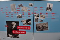 Nizozemsko: Afsluitdijk – naučná tabule o stavbě hráze