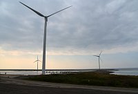 Nizozemsko: větrné elektrárny u protipovodňové bariéry Oosterscheldekering