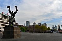 Nizozemsko: Rotterdam - socha Zničené město