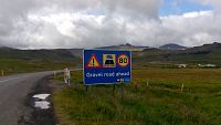 Island: dopravní značka - začíná prašná silnice