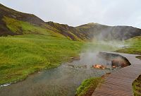Island: geotermální oblast Hveragerði v horách nad městem